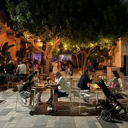 Diana Hats 1b, Pool, Center Daire