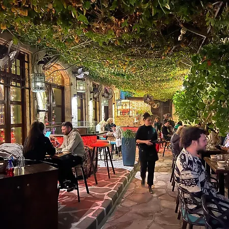 Diana Hats 1b, Pool, Center Daire