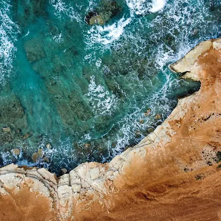 Diana Hats 1b, Pool, Center Daire