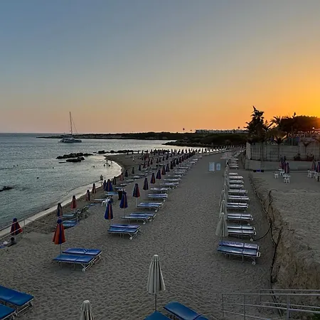 Diana Hats 1b, Pool, Center