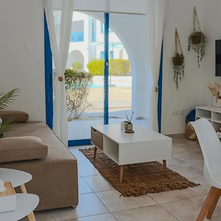 Diana Hats 1b, Pool, Center