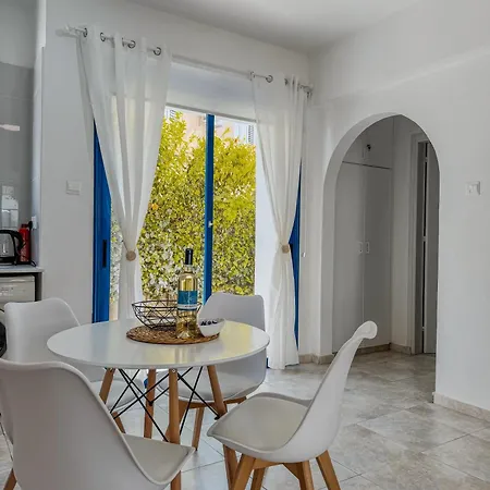 Diana Hats 1b, Pool, Center Daire