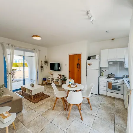 Diana Hats 1b, Pool, Center Daire Pafos