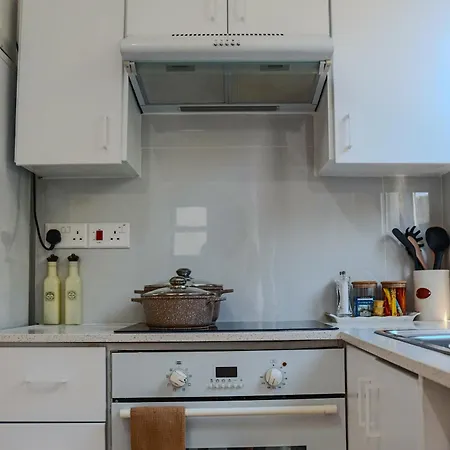 Diana Hats 1b, Pool, Center *