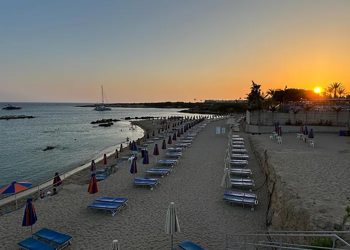 Diana Hats 1b, Pool, Center