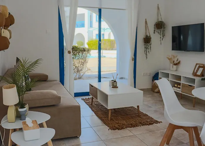 Diana Hats 1b, Pool, Center