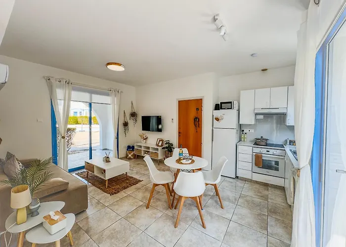 Diana Hats 1b, Pool, Center Apartmán Paphos