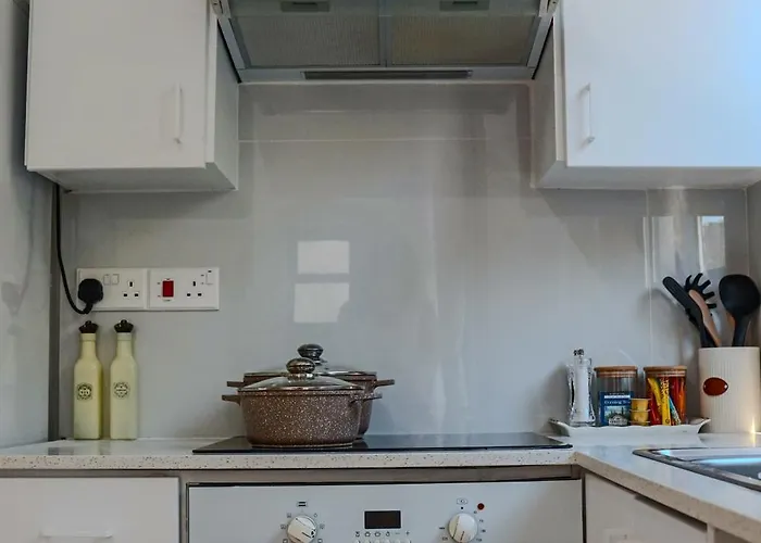 Diana Hats 1b, Pool, Center *