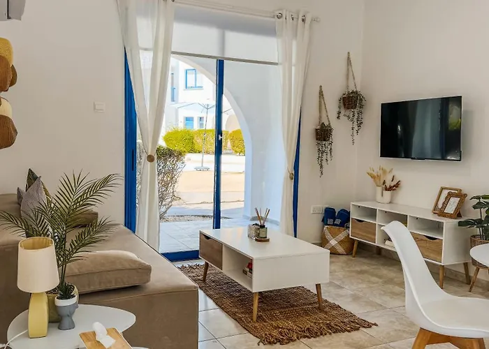 Diana Hats 1b, Pool, Center פאפוס