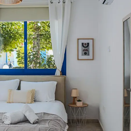 Diana Hats 1b, Pool, Center *